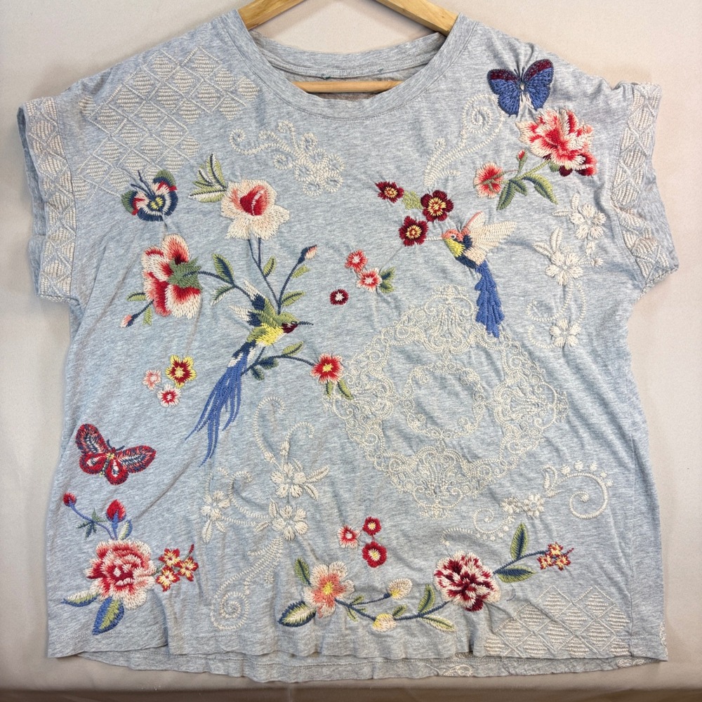 Johnny Was Embroidered Hummingbird Butterfly Top Womens L Gray Floral Boho Tee